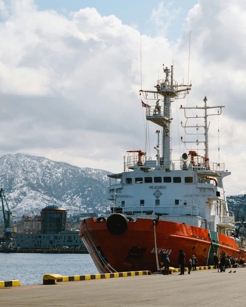 Razeto & Casareto. Herrajes de lujo y accesorios navales.